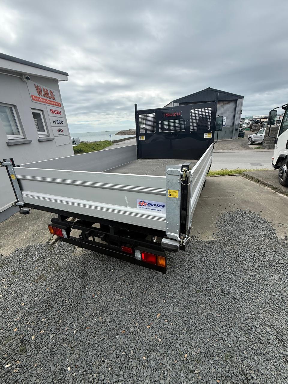 
								Isuzu N35.125 (S) SWB Euro 6 steel floor tipper full									