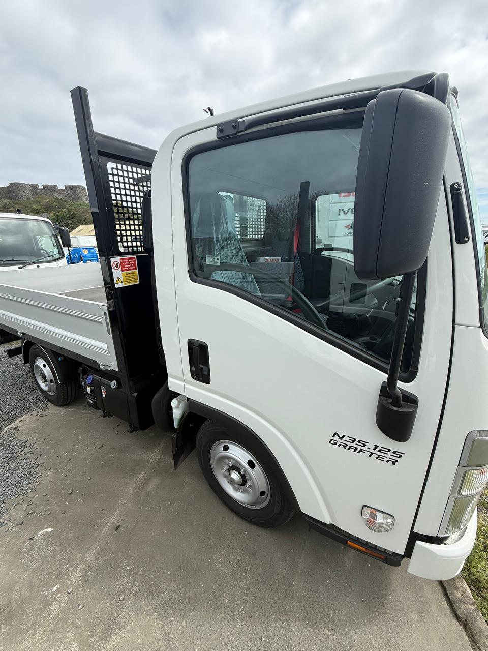 
								Isuzu N35.125 (S) SWB Euro 6 steel floor tipper full									
