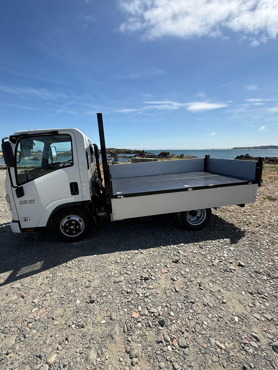 
								Isuzu N35.125 (T) SWB Euro 6 steel floor tipper full									