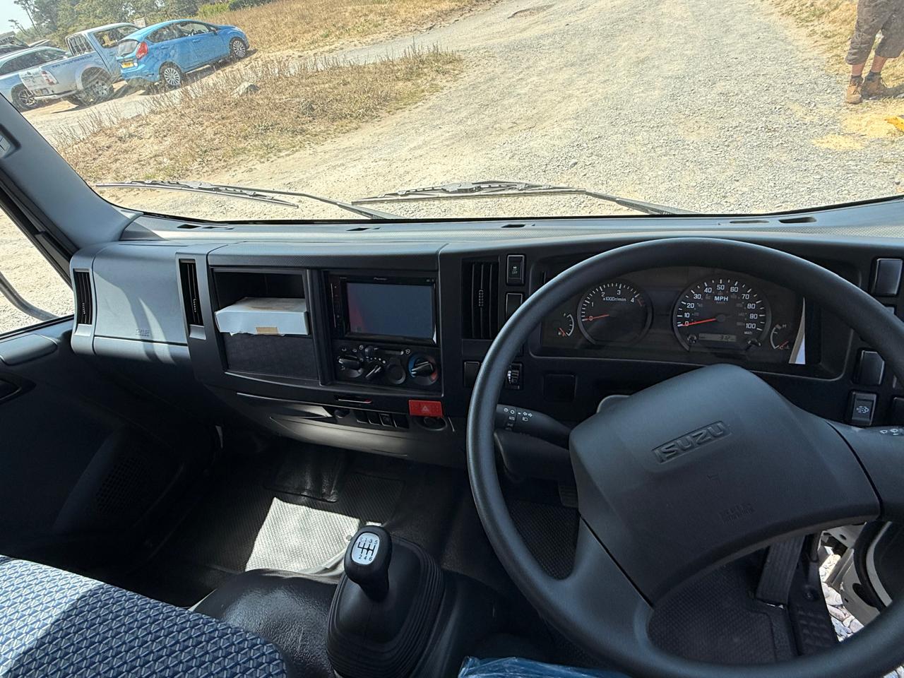 
								Isuzu N35.125 (S) SWB Euro 6 steel floor tipper full									