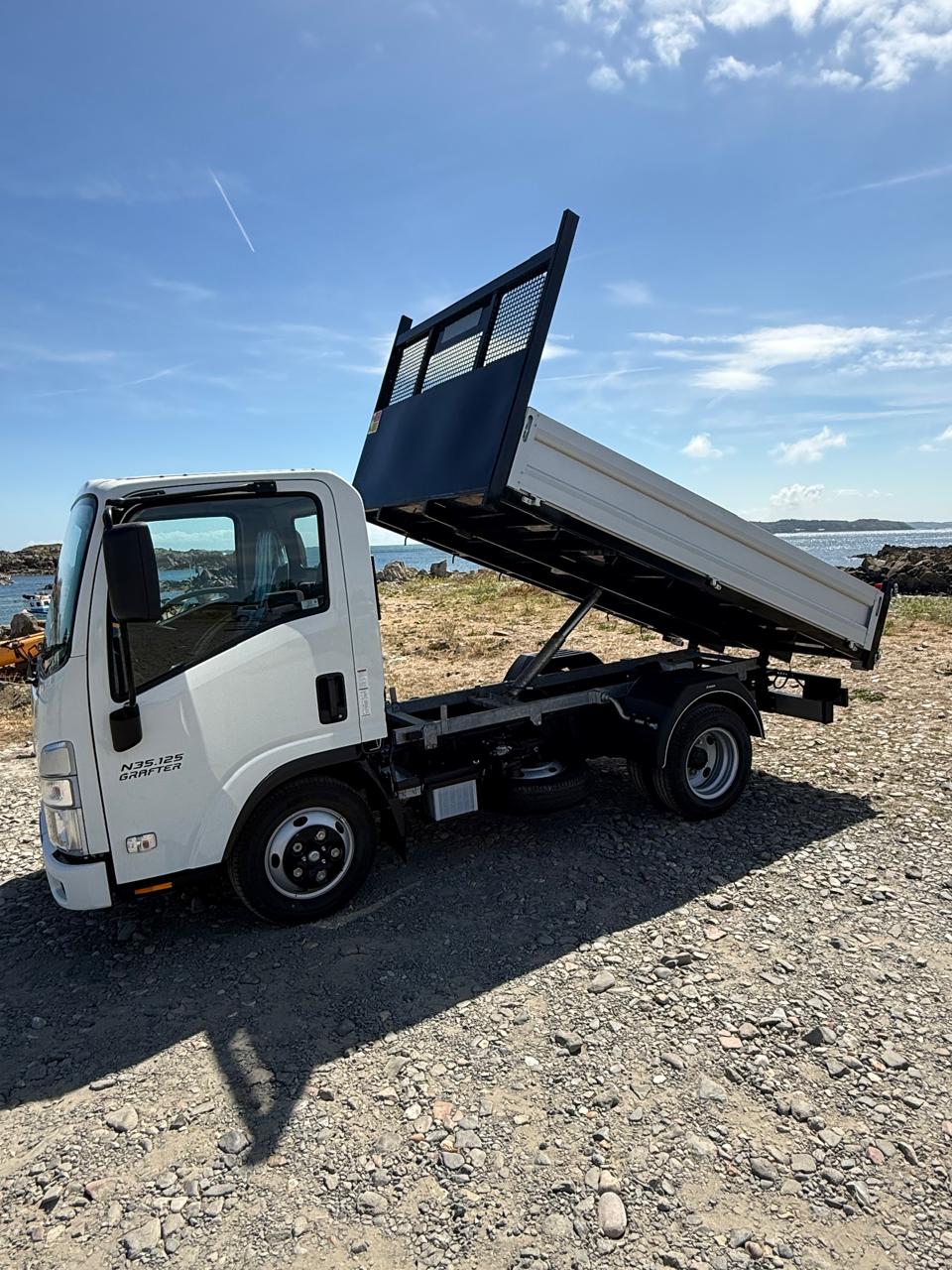 
								Isuzu N35.125 (T) SWB Euro 6 steel floor tipper full									