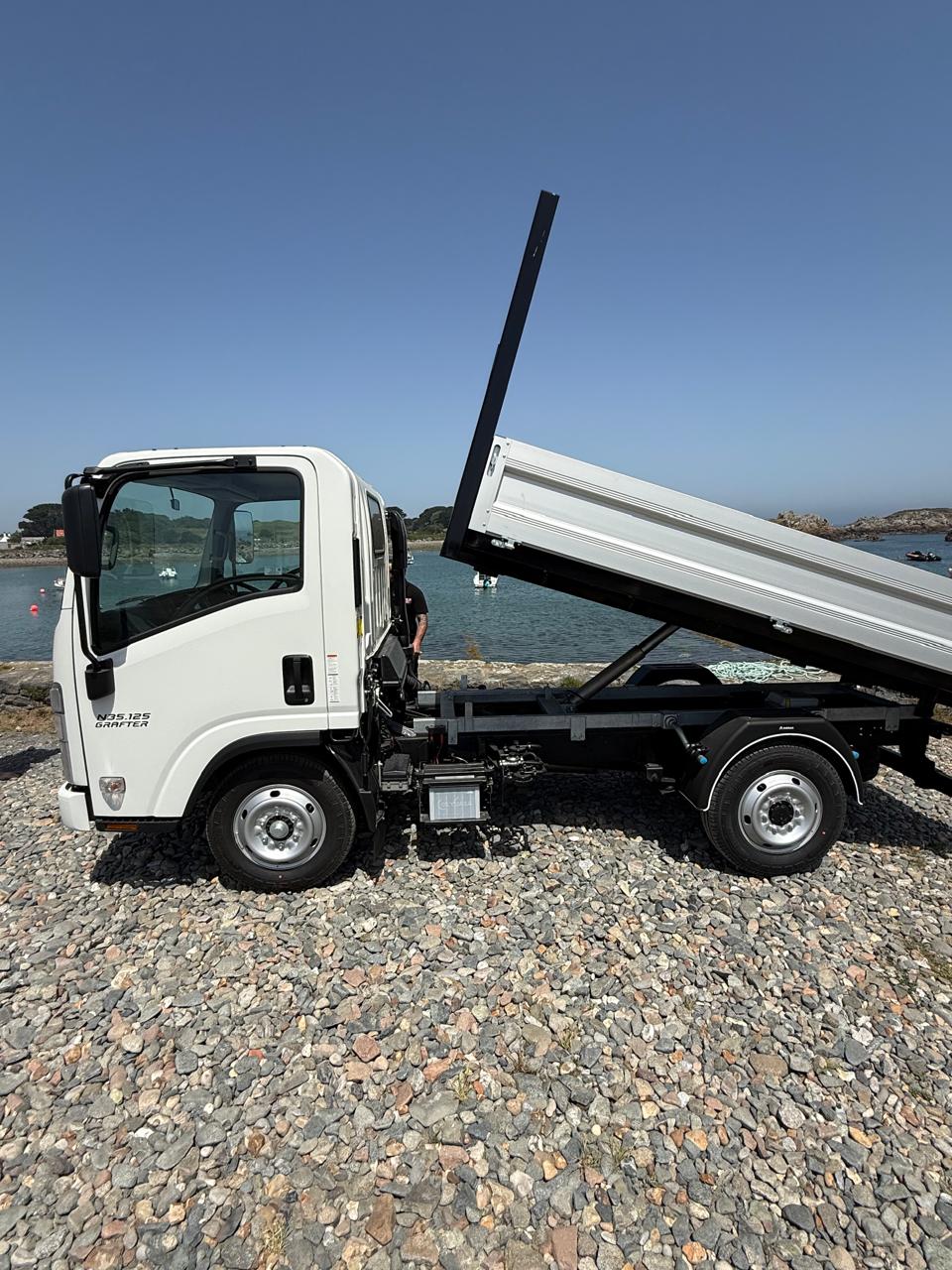 
								Isuzu N35.125 (S) SWB Euro 6 steel floor tipper full									