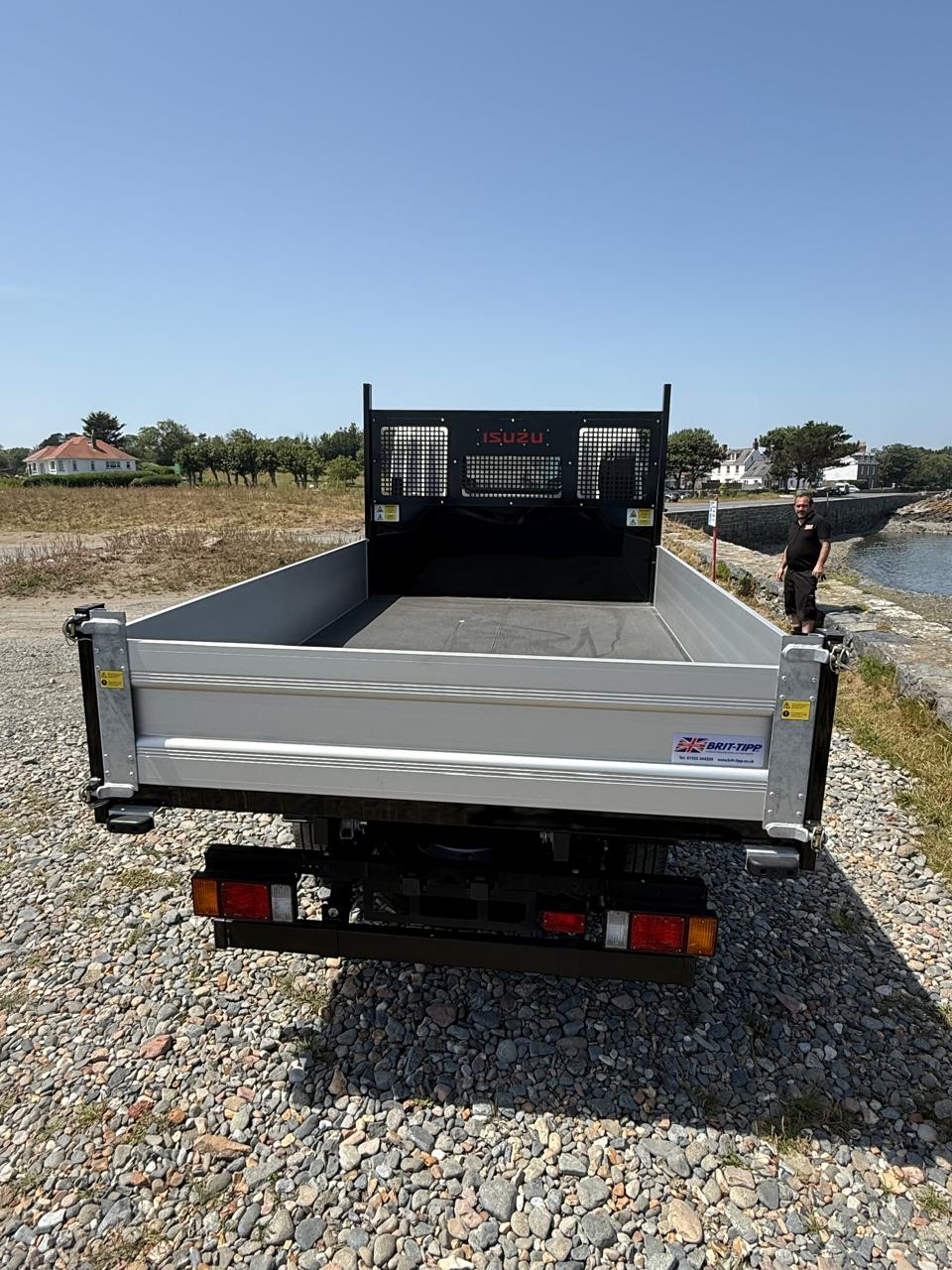 
								Isuzu N35.125 (S) SWB Euro 6 steel floor tipper full									